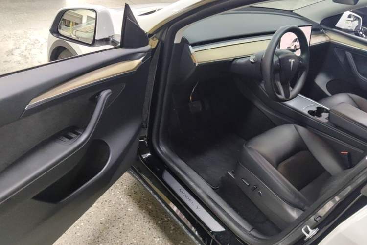 Used Tesla Model Y 2022 Long-Range All-Wheel-Drive Version Driver Seat
