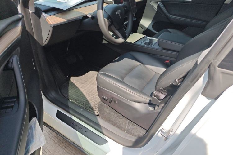 Used Tesla Model Y 2022 Long-Range All-Wheel-Drive Version Driver Seat
