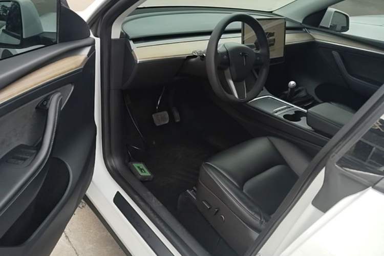 Used Tesla Model Y 2022 Long-Range All-Wheel-Drive Version Driver Seat