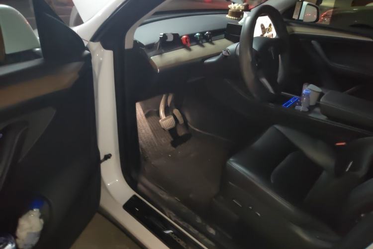 Used Tesla Model Y 2022 Long-Range All-Wheel-Drive Version Driver Seat