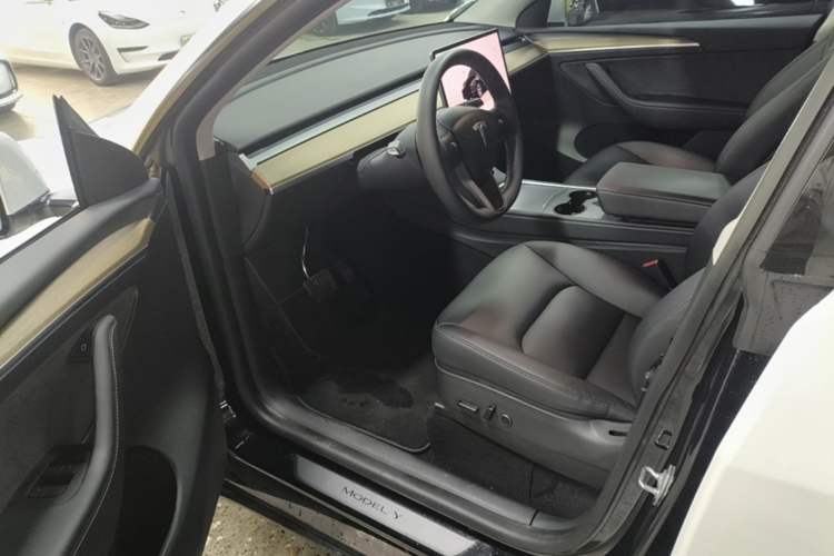 Used Tesla Model Y 2022 Long-Range All-Wheel-Drive Version Driver Seat