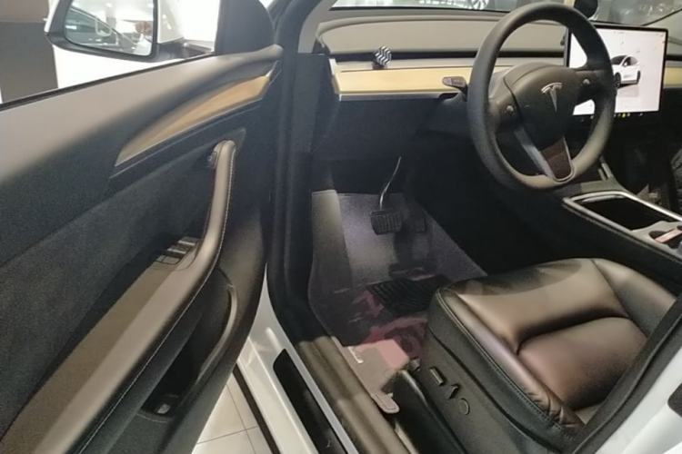 Used Tesla Model Y 2022 Long-Range All-Wheel-Drive Version Driver Seat
