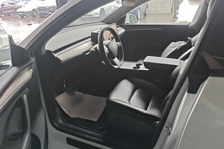 Used Tesla Model Y 2022 Long-Range All-Wheel-Drive Version Driver Seat