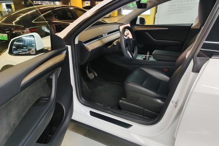 Used Tesla Model Y 2022 Long-Range All-Wheel-Drive Version Driver Seat