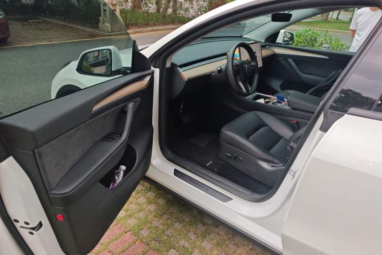 Used Tesla Model Y 2022 Long-Range All-Wheel-Drive Version Driver Seat
