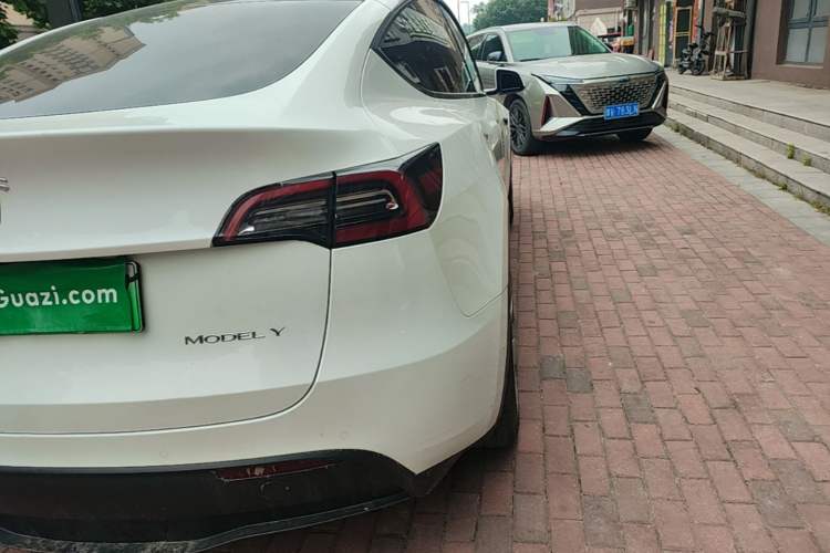 Used Tesla Model Y 2022 Long-Range All-Wheel-Drive Version Exterior 3