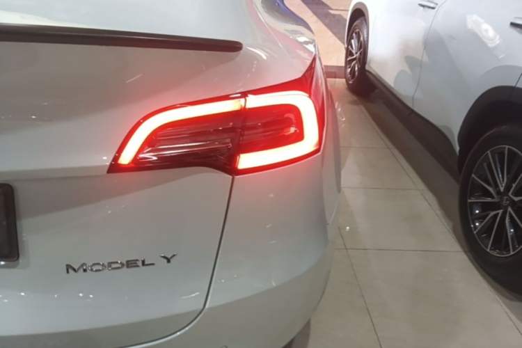 Used Tesla Model Y 2022 Revised Version Long-Range All-Wheel Drive Exterior 3