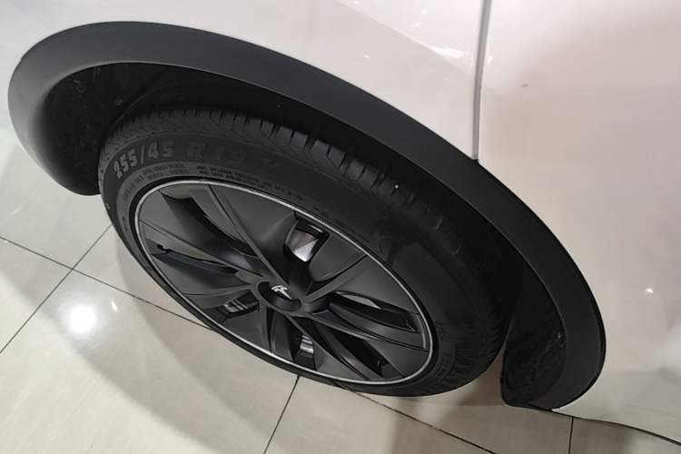 Used Tesla Model Y 2022 Long-Range All-Wheel-Drive Version Exterior 5