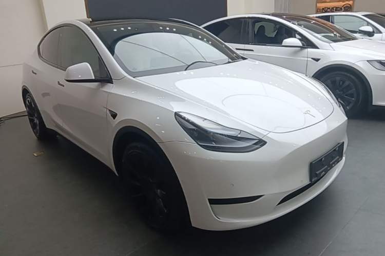 Used Tesla Model Y 2022 Rear-Wheel-Drive Version Front Right 45 Deg