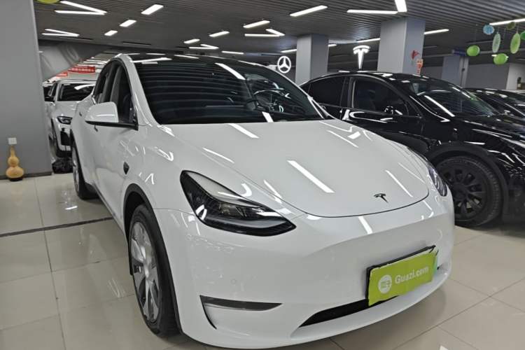 Used Tesla Model Y 2022 Long-Range All-Wheel-Drive Version Front Right 45 Deg
