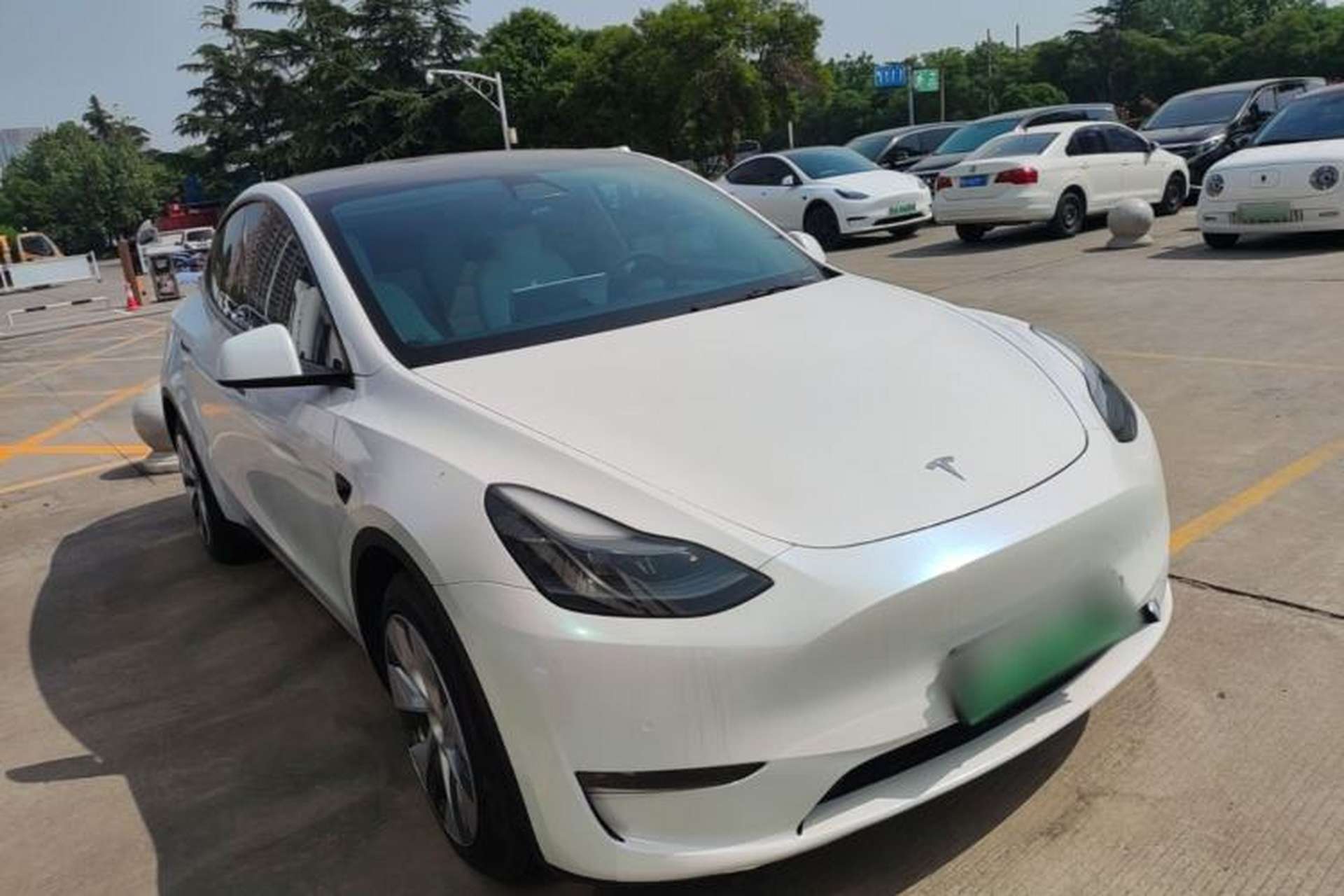 Used Tesla Model Y 2022 Long-Range All-Wheel-Drive Version Front Right 45 Deg