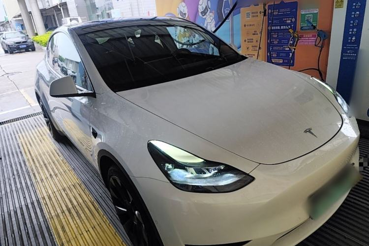 Used Tesla Model Y 2022 Long-Range All-Wheel-Drive Version Front Right 45 Deg