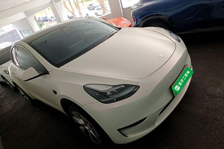 Used Tesla Model Y 2022 Long-Range All-Wheel-Drive Version Front Right 45 Deg