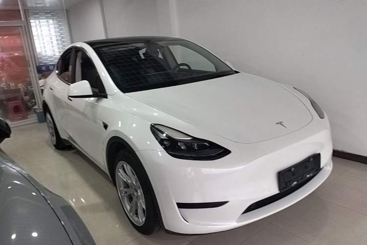 Used Tesla Model Y 2022 Rear-Wheel-Drive Version Front Right 45 Deg