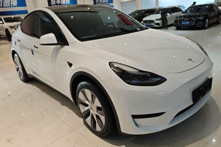 Used Tesla Model Y 2022 Rear-Wheel-Drive Version Front Right 45 Deg