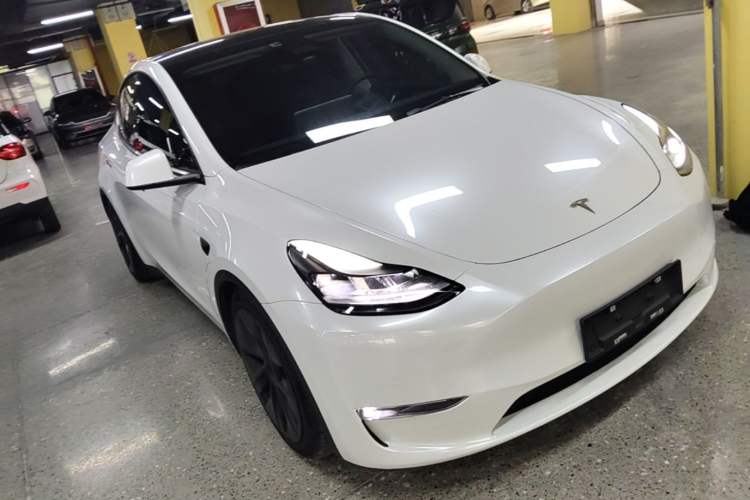 Used Tesla Model Y 2022 Long-Range All-Wheel-Drive Version Front Right 45 Deg