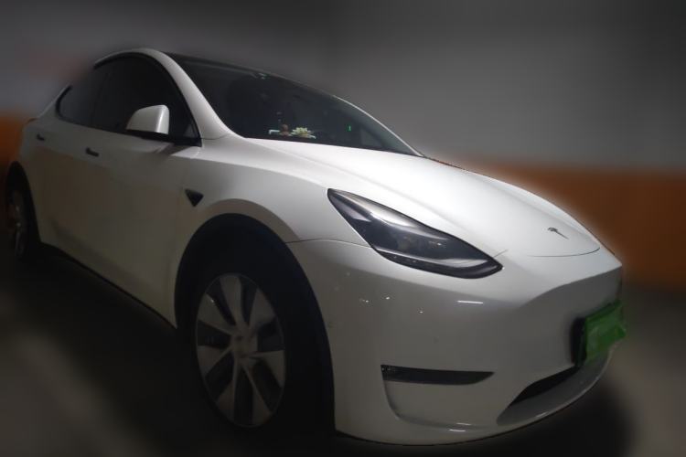 Used Tesla Model Y 2022 Long-Range All-Wheel-Drive Version Front Right 45 Deg
