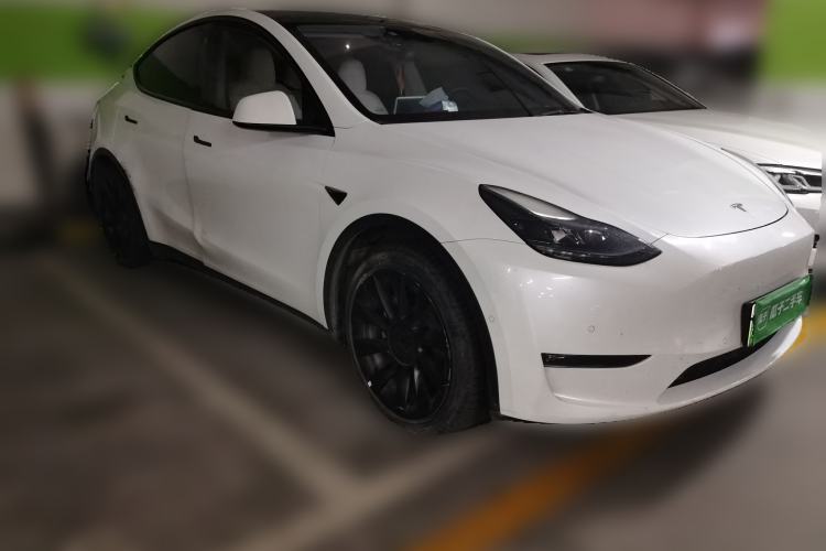 Used Tesla Model Y 2022 Long-Range All-Wheel-Drive Version Front Right 45 Deg
