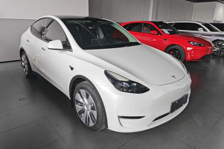 Used Tesla Model Y 2022 Long-Range All-Wheel-Drive Version Front Right 45 Deg