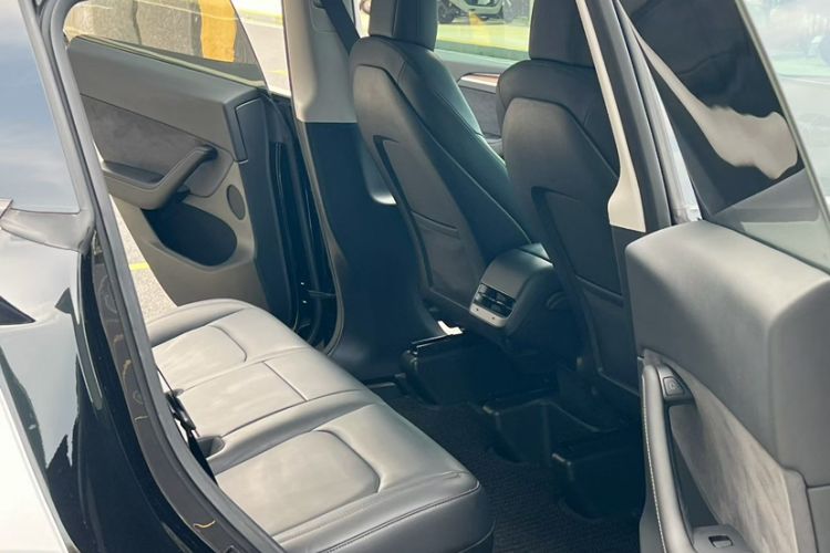 Used Tesla Model Y 2022 Rear-Wheel-Drive Version Interior 2
