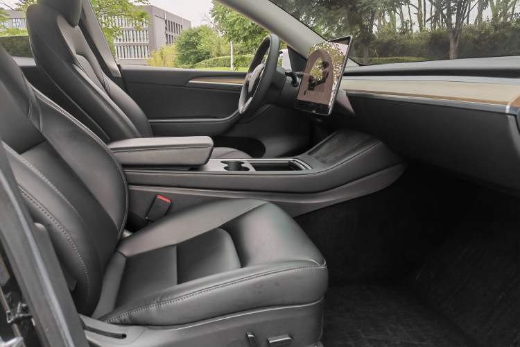 Used Tesla Model Y 2022 Rear-Wheel-Drive Version Interior 2