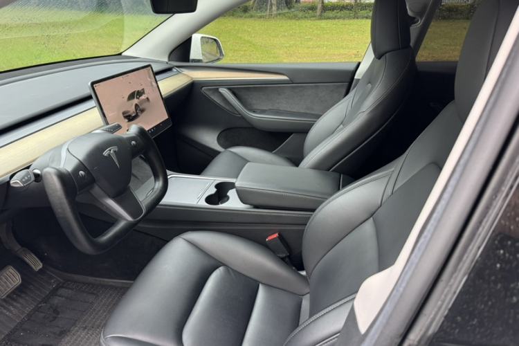 Used Tesla Model Y 2022 Rear-Wheel-Drive Version Interior 2