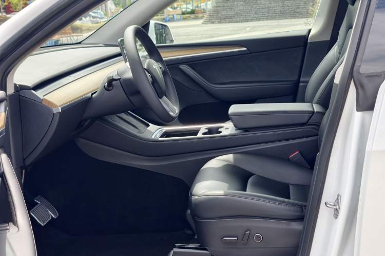 Used Tesla Model Y 2022 Rear-Wheel-Drive Version Interior 2