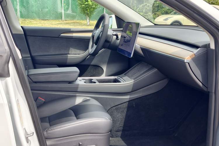 Used Tesla Model Y 2022 Rear-Wheel-Drive Version Interior 3