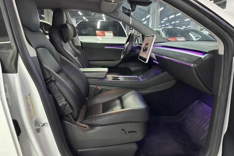 Used Tesla Model Y 2022 Long-Range All-Wheel-Drive Version Interior 4