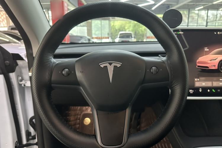 Used Tesla Model Y 2022 Long-Range All-Wheel-Drive Version Interior 4