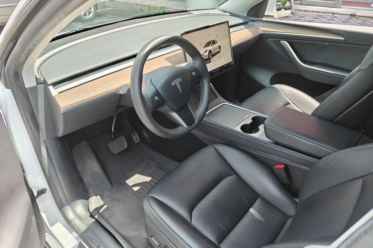 Used Tesla Model Y 2022 Rear-Wheel-Drive Version Interior 4