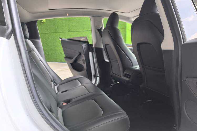 Used Tesla Model Y 2022 Performance High-Performance All-Wheel-Drive Version Interior 4