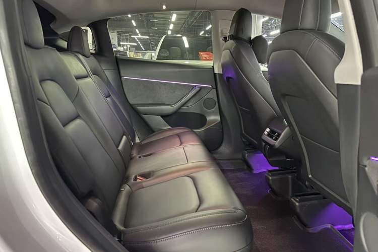 Used Tesla Model Y 2022 Long-Range All-Wheel-Drive Version Interior 5
