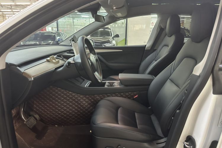 Used Tesla Model Y 2022 Long-Range All-Wheel-Drive Version Interior 5