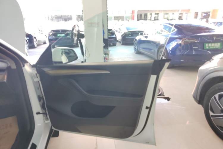 Used Tesla Model Y 2022 Revised Version Long-Range All-Wheel Drive Interior 5