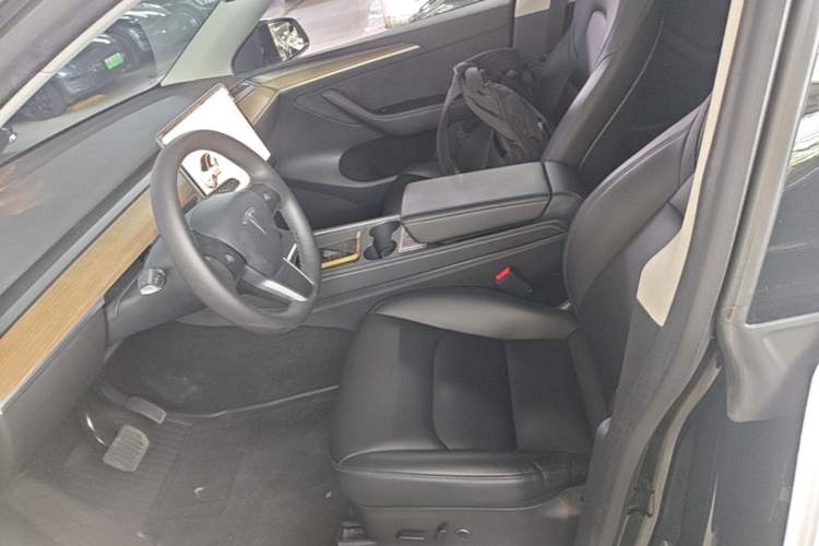 Used Tesla Model Y 2022 Long-Range All-Wheel-Drive Version Left Front Seat