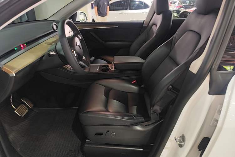 Used Tesla Model Y 2022 Long-Range All-Wheel-Drive Version Left Front Seat