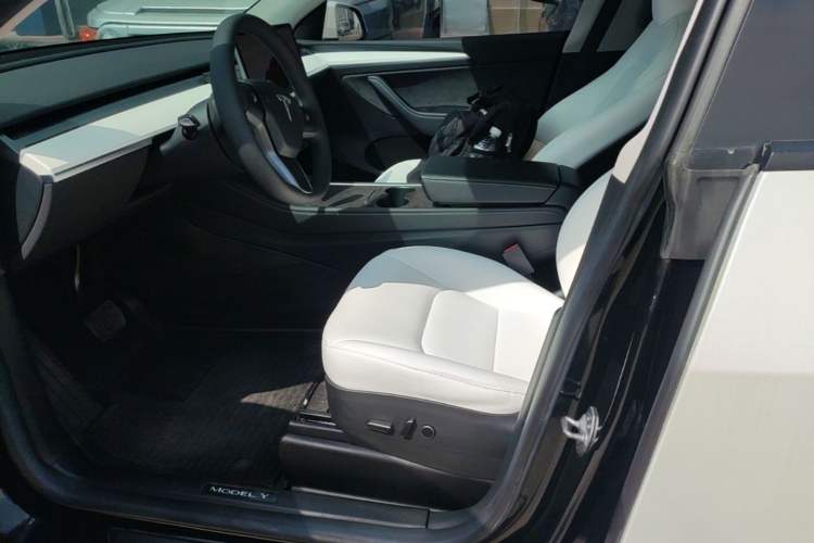 Used Tesla Model Y 2022 Long-Range All-Wheel-Drive Version Left Front Seat