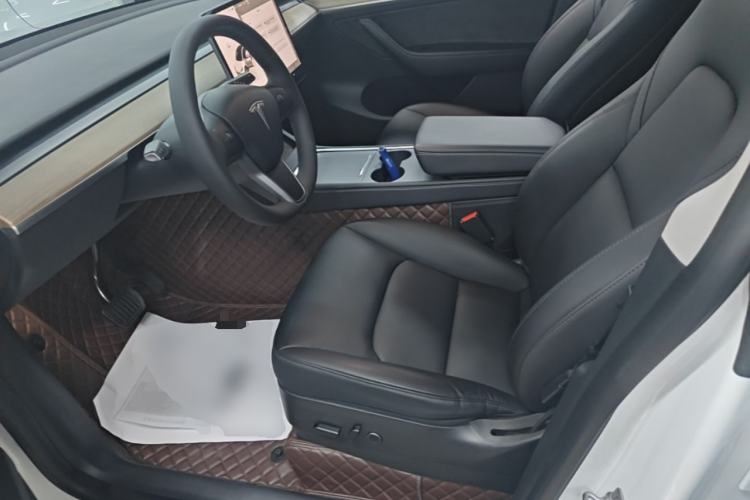 Used Tesla Model Y 2022 Long-Range All-Wheel-Drive Version Left Front Seat