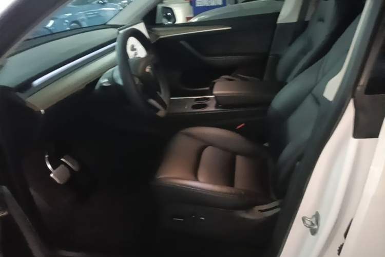 Used Tesla Model Y 2022 Rear-Wheel-Drive Version Left Front Seat