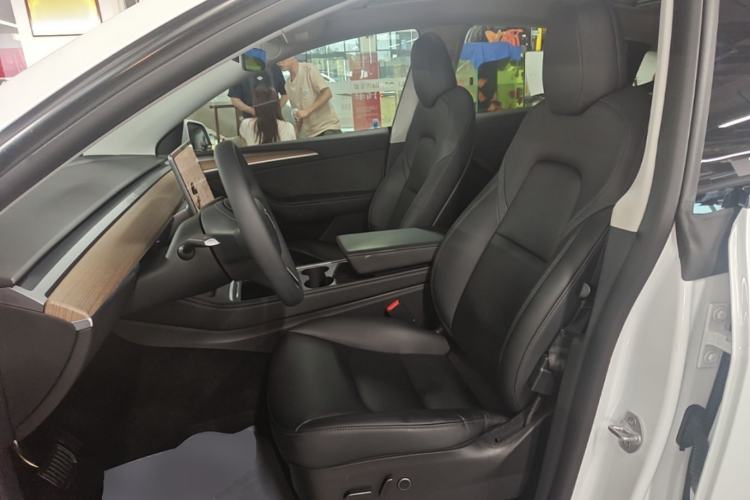 Used Tesla Model Y 2022 Long-Range All-Wheel-Drive Version Left Front Seat