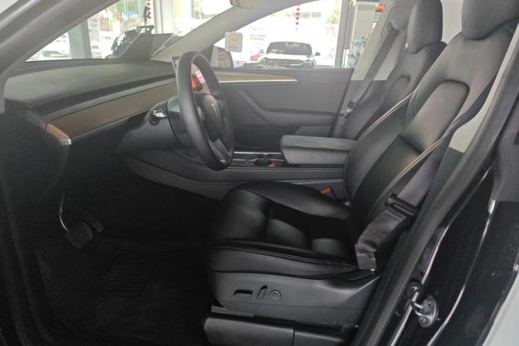 Used Tesla Model Y 2022 Long-Range All-Wheel-Drive Version Left Front Seat