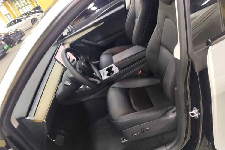 Used Tesla Model Y 2022 Long-Range All-Wheel-Drive Version Left Front Seat