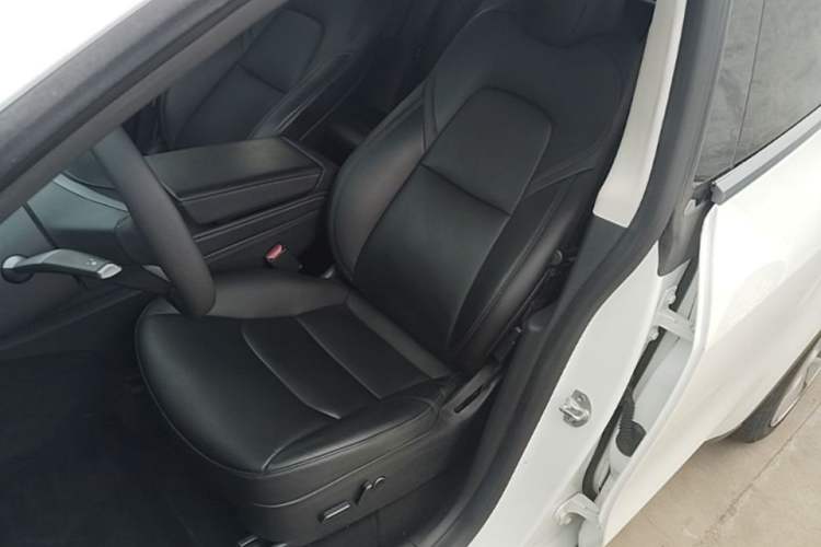 Used Tesla Model Y 2022 Long-Range All-Wheel-Drive Version Left Front Seat