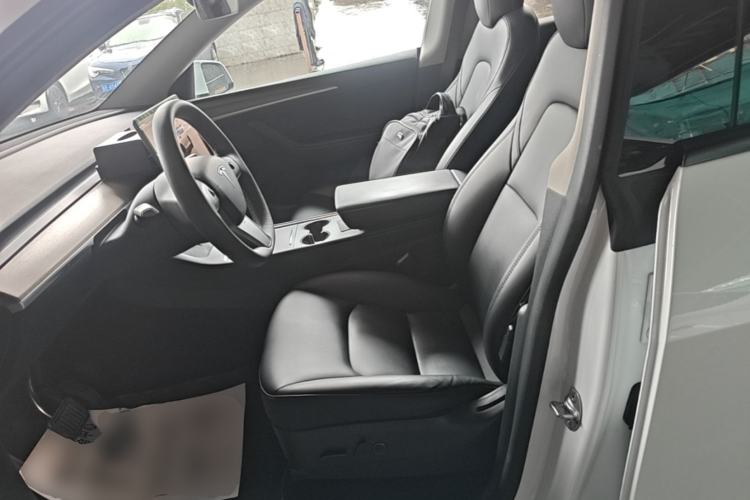 Used Tesla Model Y 2022 Long-Range All-Wheel-Drive Version Left Front Seat