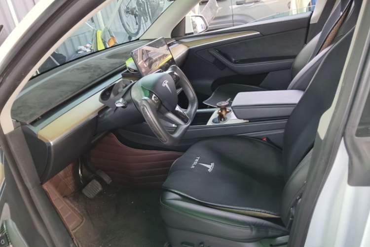 Used Tesla Model Y 2022 Long-Range All-Wheel-Drive Version Left Front Seat
