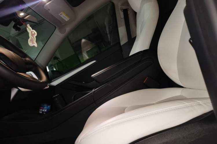 Used Tesla Model Y 2022 Long-Range All-Wheel-Drive Version Left Front Seat