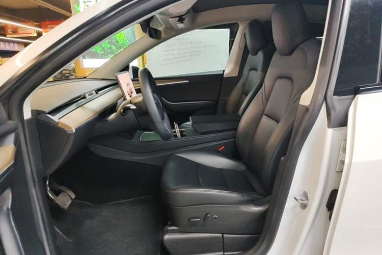 Used Tesla Model Y 2022 Long-Range All-Wheel-Drive Version Left Front Seat