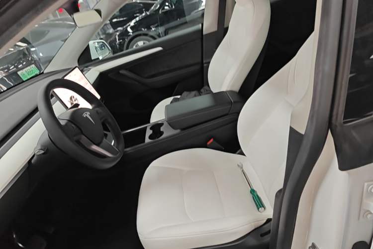 Used Tesla Model Y 2022 Long-Range All-Wheel-Drive Version Left Front Seat