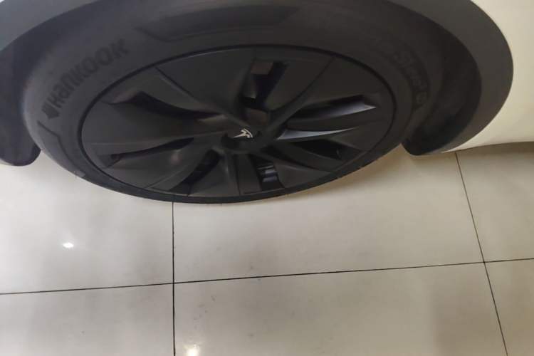 Used Tesla Model Y 2022 Long-Range All-Wheel-Drive Version Left Front Wheel Hub